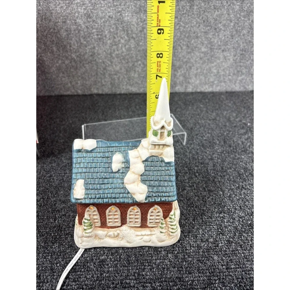 Vtg~Christmas Heirloom~Dicken's Village~Porcelain Lighted Church~IOB~1991